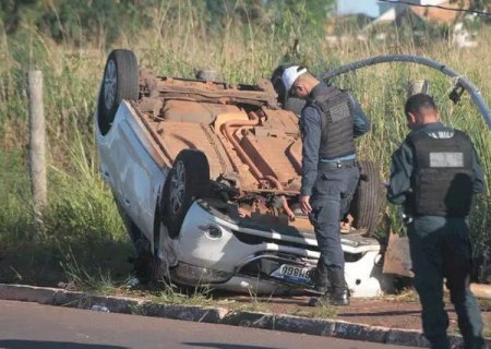 Motorista perde controle da direção e capota carro após derrubar poste