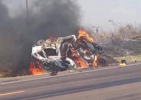 Colisão entre carro e carreta carregada de cerveja deixa uma vítima fatal