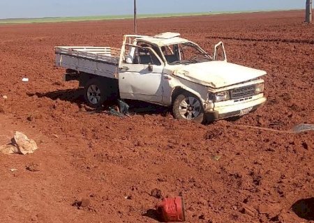 Produtor rural sofre capotamento na BR-060 após falha mecânica em veículo D20