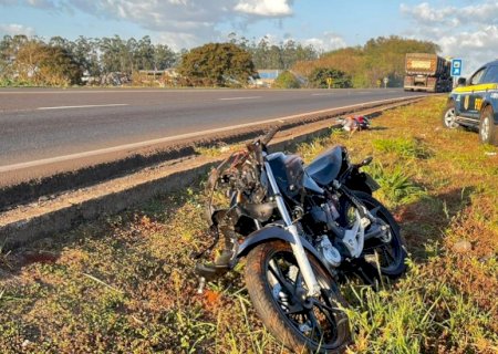 Jovem morre em acidente entre moto e ambulância na BR-163