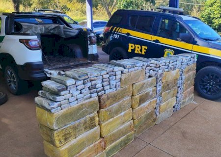 PRF apreende mais de 700 kg de maconha e recupera veículo
