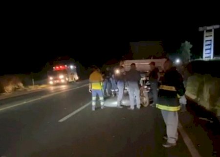 Motociclista morre após bater em carreta parada na noite deste domingo