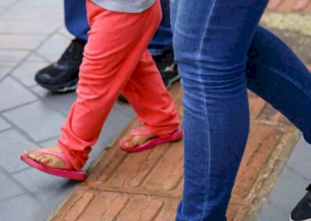 Padrasto tranca menina de 4 anos e a espanca com socos no rosto