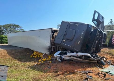 Motorista morre ao ter carro esmagado por carreta carregada com melão na BR-116