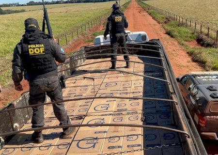 DOF apreende carreta carregada com 25 mil pacotes de cigarros contrabandeados do Paraguai