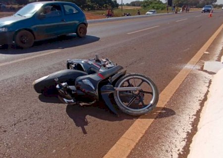 Motociclista morre após perder controle de veículo e bater em poste