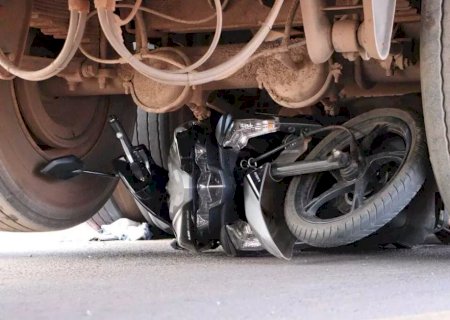 Motociclista morre após batida com carreta