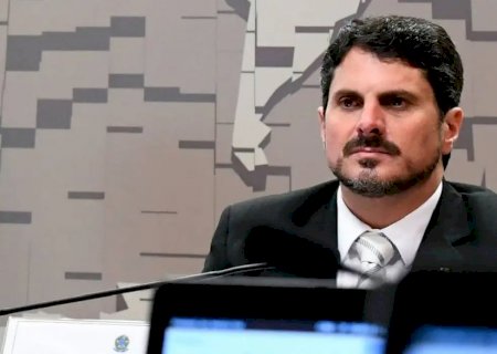 Senador Marcos do Val é levado para colocar tornozeleira eletrônica