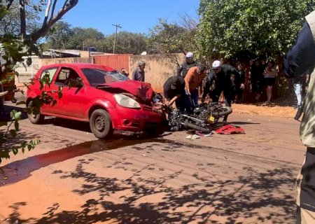 Motociclista fica em estado grave, após ser arremessado sobre carro