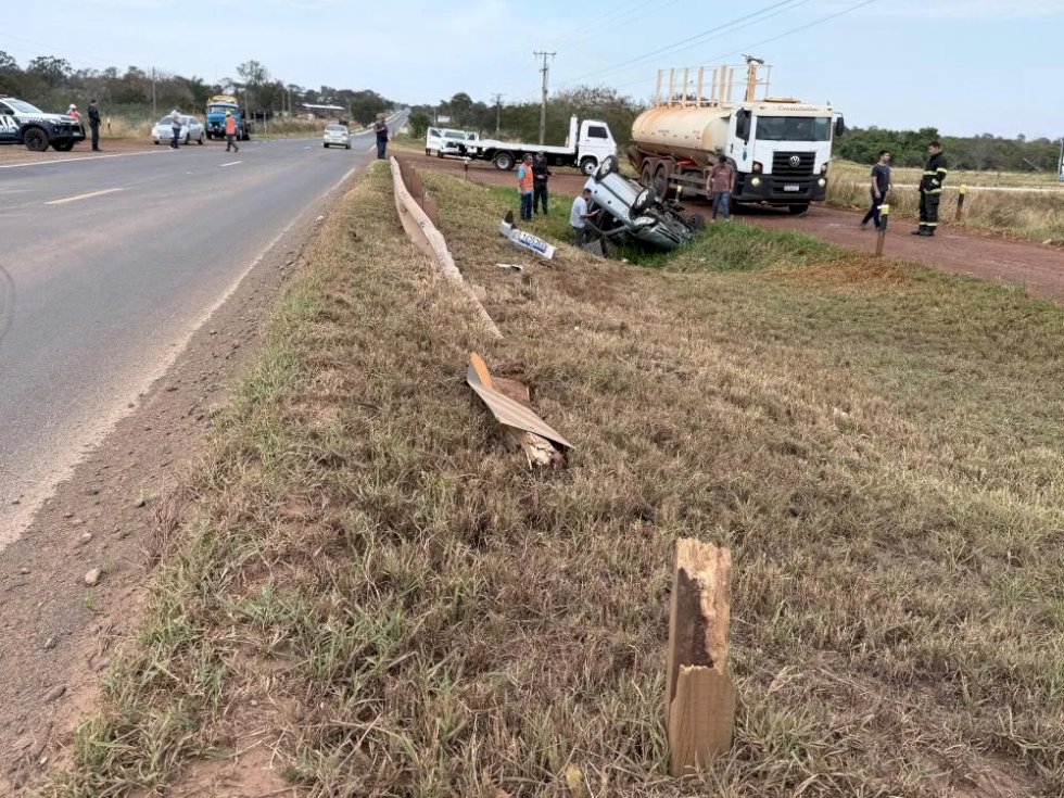 Motorista perde o controle e carro capota na MS-395