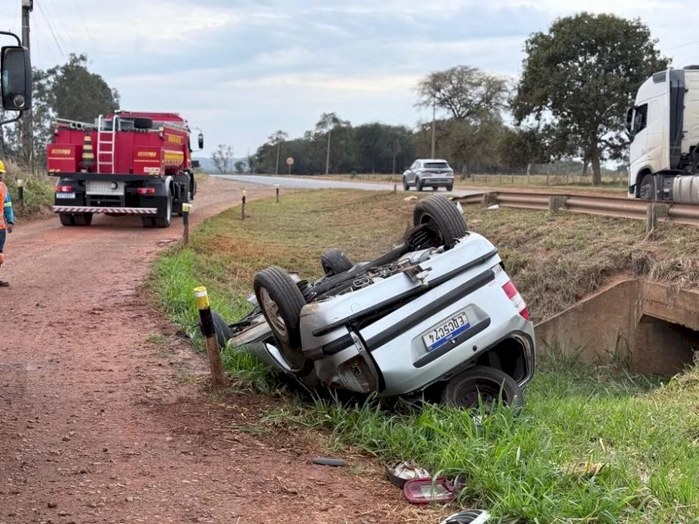 Motorista perde o controle e carro capota na MS-395