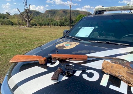 Durante cumprimento de mandado, policiais civis encontram armas em propriedade rural