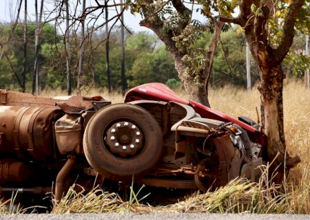 Carreta bate, pneu se solta e atinge carro na BR-163