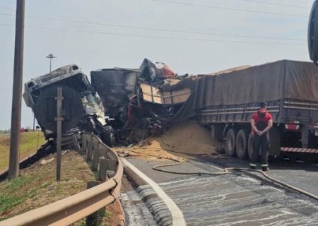 Colisão entre carretas deixa motorista morto e outro ferido na BR-262