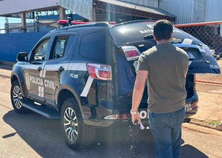 Homem sai da cadeia, invade casa para agredir casal, e volta a ser preso pela polícia