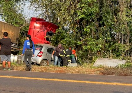 Acidente entre carro e carreta mata um homem na BR-267