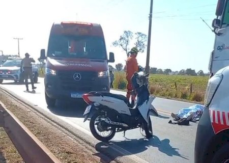 Motociclista morre em acidente envolvendo moto e caminhão na BR -262