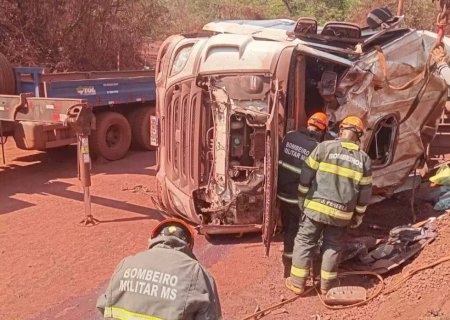 Caminhoneiro de 41 anos morre após carreta tombar em estrada