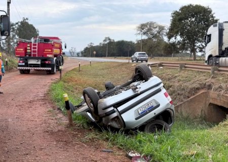 Motorista perde o controle e carro capota na MS-395