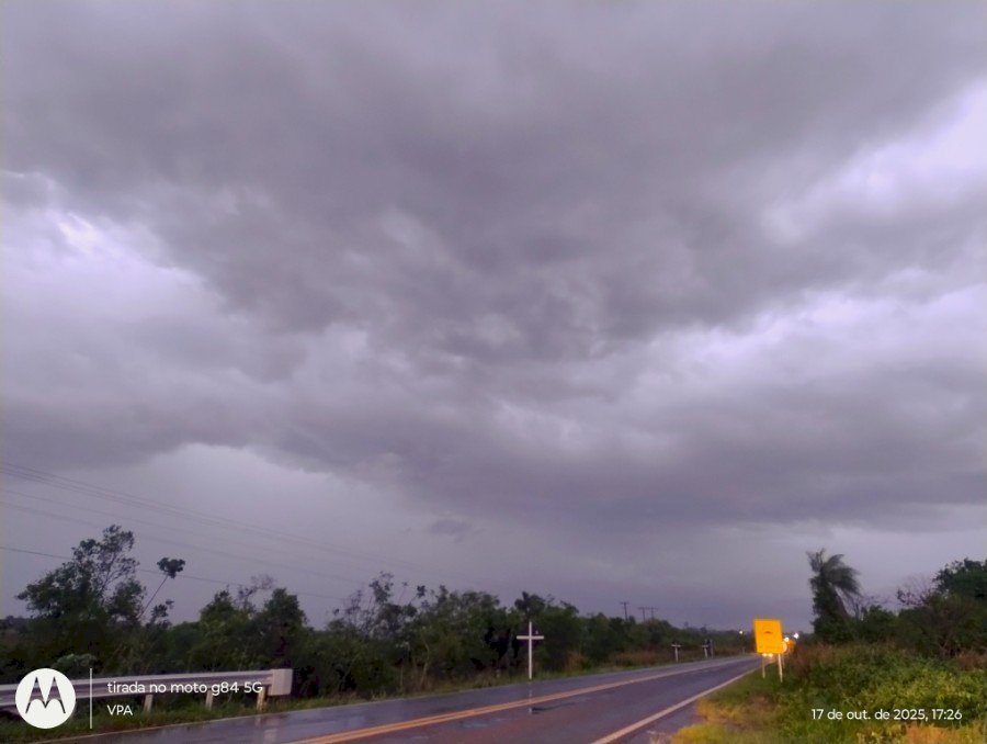 Ivinhema - Vendaval derruba três poste na MS-141, e deixa cidade de Angélica sem energia