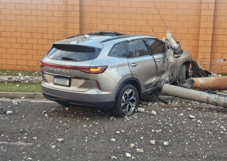 SUV de luxo colide em poste e para em muro
