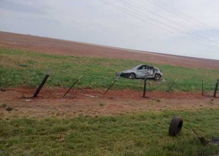 Veículo capota em curva na madrugada desta segunda-feira