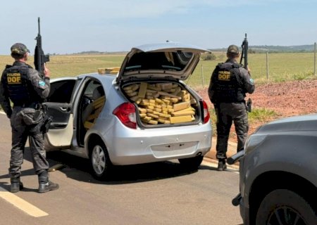 Carro com placas paraguaias,  é apreendido com 855 kg de droga na fronteira