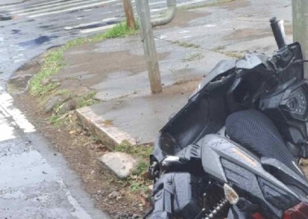 Motociclista morre ao colidir com poste