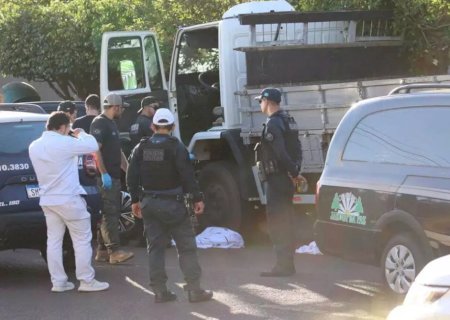 Trabalhador morre prensado por caminhão de depósito