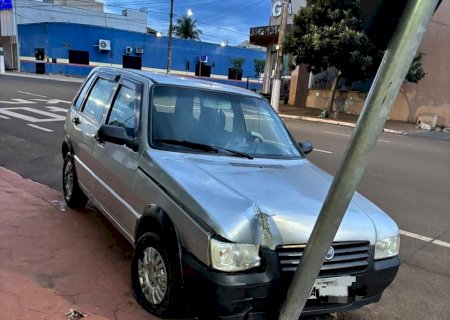 Ivinhema - Motorista colide veículo em radar na Av Panama
