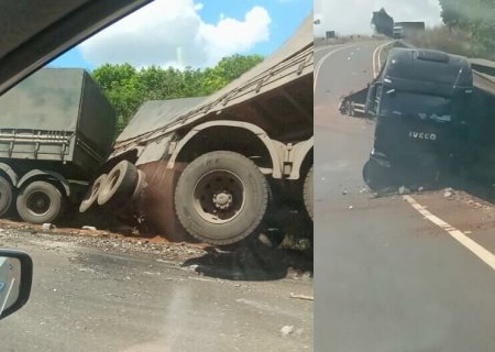Motorista de bitrem perde controle da direção e sai da pista na MS - 316