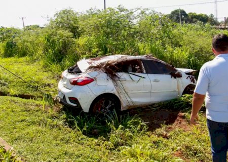 Carro com quatro ocupantes cai em córrego dentre eles uma criança de 4 anos