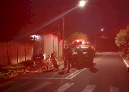 Mulher é morta a facadas pelo próprio filho; ele e mais um homem foram presos em flagrante por feminicídio