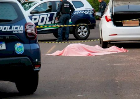 Homem é executado a tiros e PM encontra tabletes de droga em carro