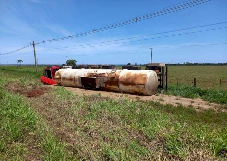 Carreta carregada com óleo vegetal tomba na MS-276 entre Batayporã e Anaurilândia