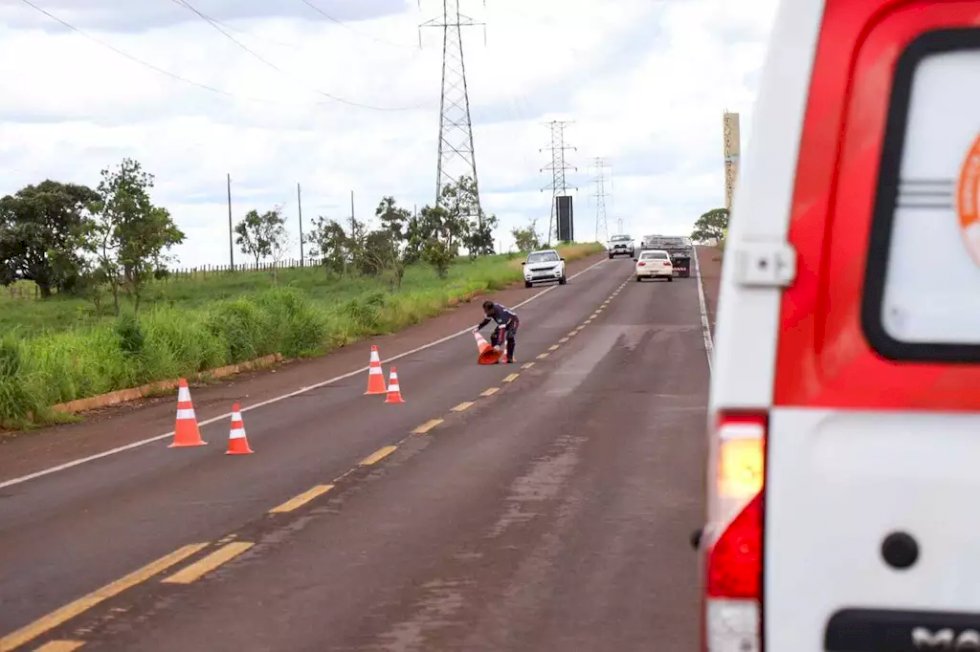 Batida entre dois carros na BR-262 mata duas pessoas da mesma família