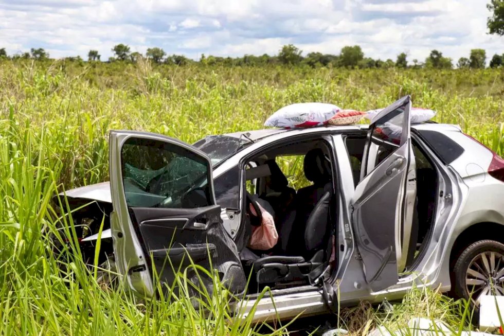 Batida entre dois carros na BR-262 mata duas pessoas da mesma família