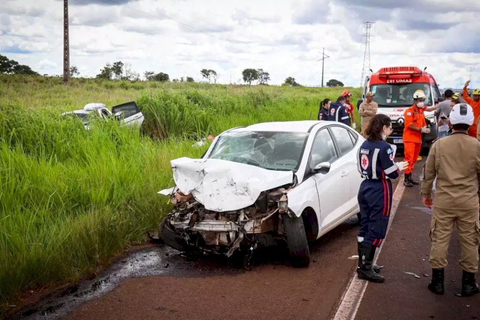 Batida entre dois carros na BR-262 mata duas pessoas da mesma família