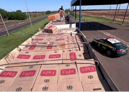 PF apreende carreta carregada com 40 mil pacotes de cigarros