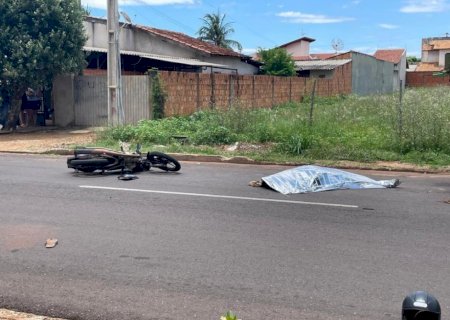 Motociclista de 43 anos morre ao colidir contra carreta tritrem estacionada em cidade do MS