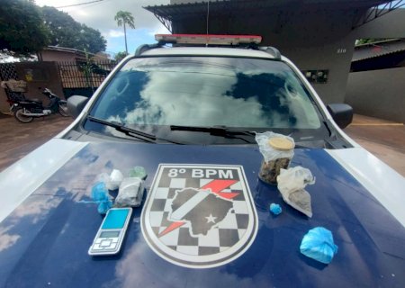 Ivinhema - Policia Militar prende mulher por tráfico de drogas, no bairro Vitória