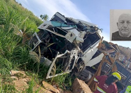 Motorista passa mal, perde o controle do caminhão e colide em árvore na BR-163
