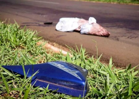 Motoentregador morre ao cair na pista e ser atropelado por caminhão