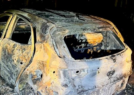Carro usado em execução de homem é encontrado queimado em área rural; Polícia Civil prende um dos autores do crime