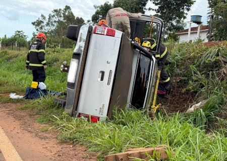 Motorista cochila ao volante e capota caminhonete na MS-134, em Batayporã