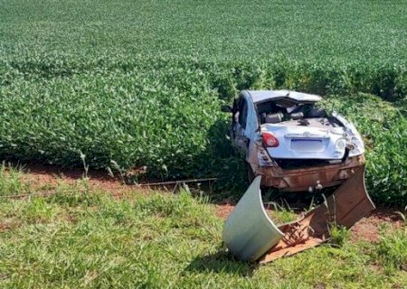 Família capota veículo após passar em buraco na MS -386