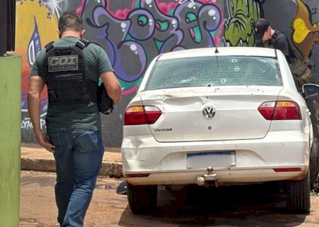 Carro leva ao menos 10 tiros e ocupantes fogem em MS; polícia investiga tentativa de homicídio