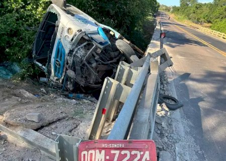 Caminhão-guincho despenca de ponte na BR-163 e deixa motorista ferido