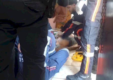 Jovem é encontrado com tiro na cabeça dentro de apartamento e é socorrido em estado gravíssimo