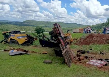 Caminhão que transportava colheitadeira sai da pista na Serra de Maracaju